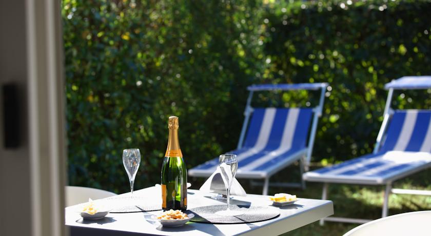 Albergo tre stelle con camere con giardino
