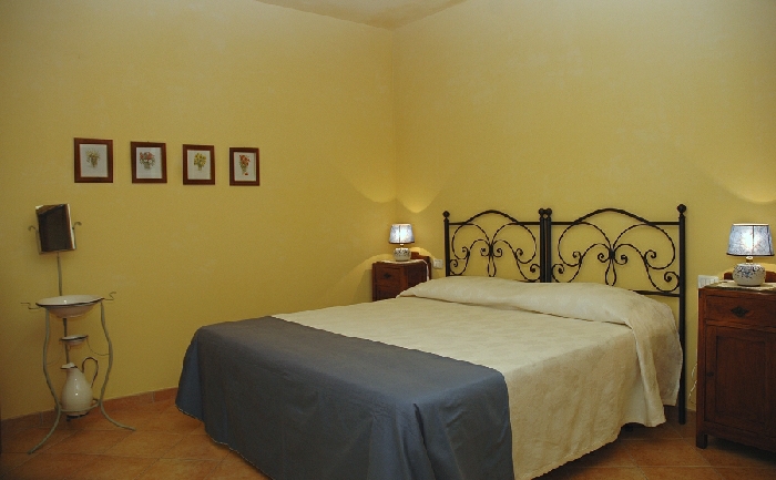 Olivo: Camera matrimoniale con letto in ferro battuto