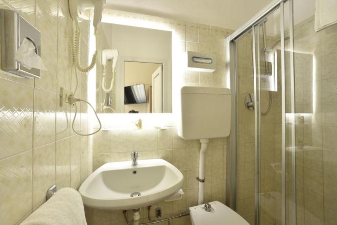 Bagno-privato-con-doccia-hotel-3stelle-San-bartolomeo-mare-Imperia 