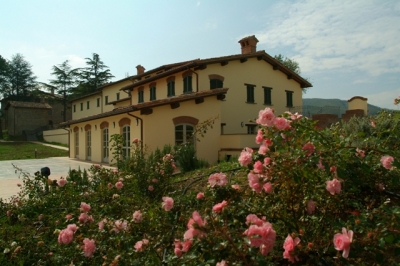 Agriturismo a Gubbio con Piscina nel verde. Country House con camere e appartamenti. Ristorante con Prodotti Tipici