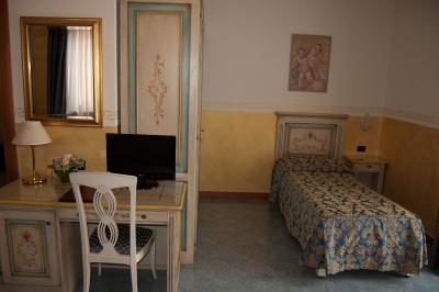 camera tripla con letto matrimoniale e singolo