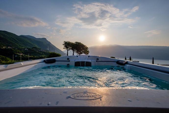 Jacuzzi idormassaggio per ospiti Dimora