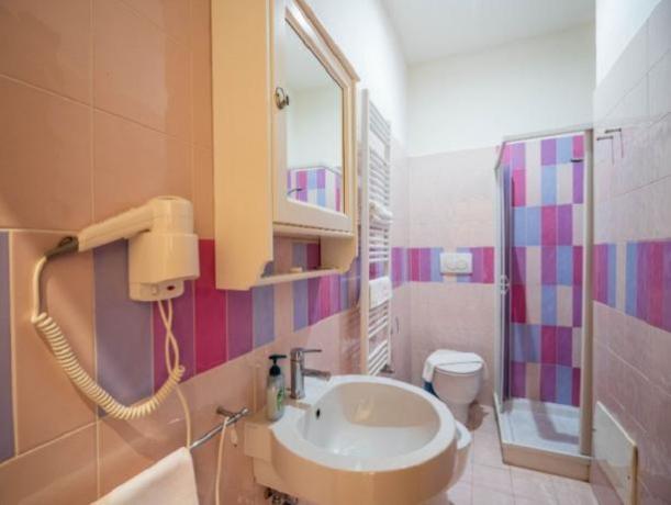 Bagno privato con asciugacapelli e biancheria 