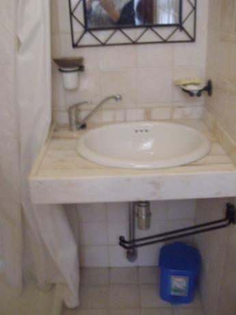 B&B L'Eremo, bagno con doccia e biancheria