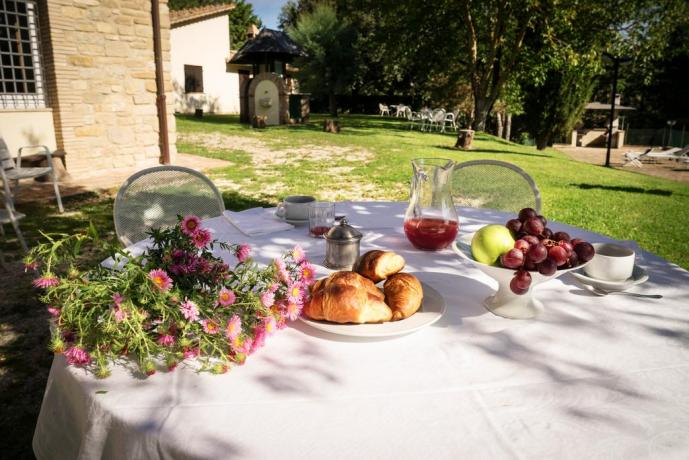 Colazione all'area aperta in casale con piscina 