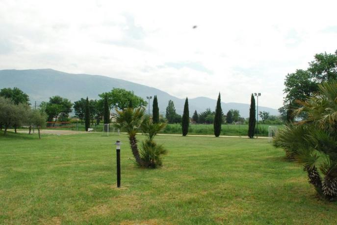 Giardino con erba curata e campo da calcio 