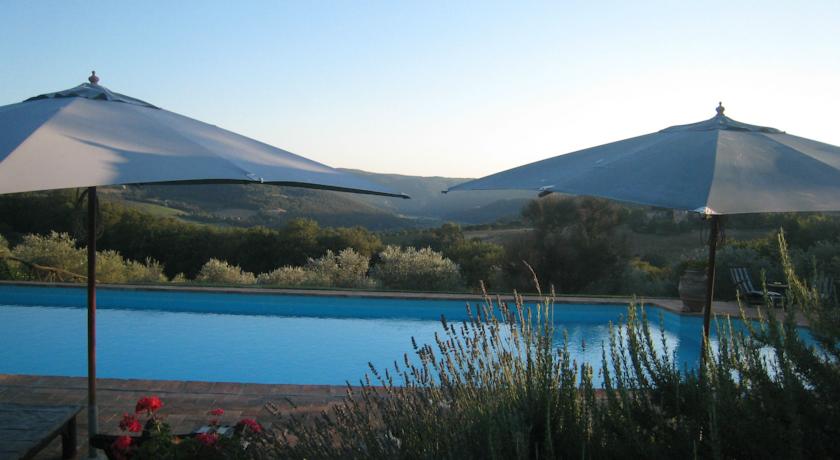 Piscina immersa nel verde in relais Todi