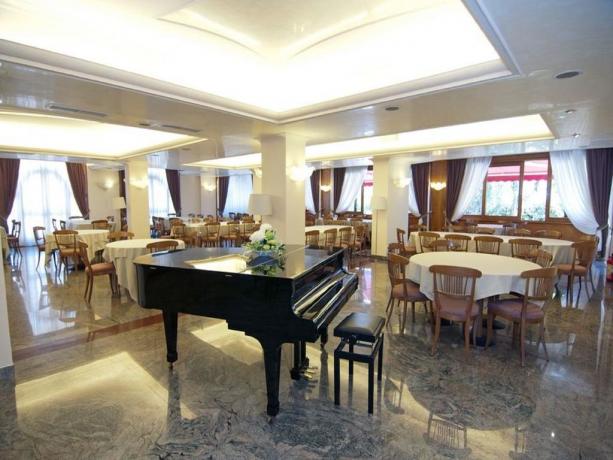 Pianoforte in sala ristorante hotel in Puglia