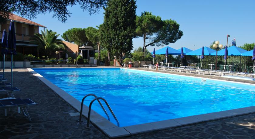 Piscina panoramica attrezzata con sdraio e ombrelloni  