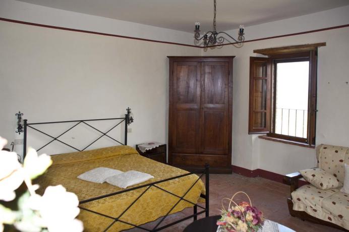 Camere con mobili d'epoca a Todi