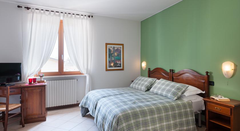 Stanze da letto con scrivania e Tv satellitare