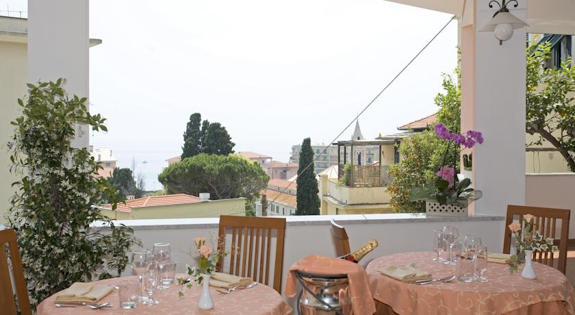 Camera vista mare con balcone