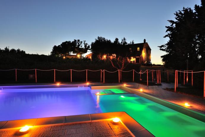 Piscina in notturna dell'azienda agrituristica vicino al Trasimeno 