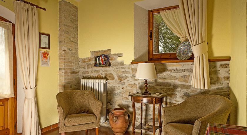 Area relax con poltrone in stile rustico