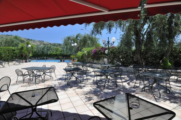 Area esterna con vista piscina hotel in Puglia