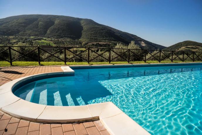 Assisi Piscina immersa nel verde con solarium attrezzato 