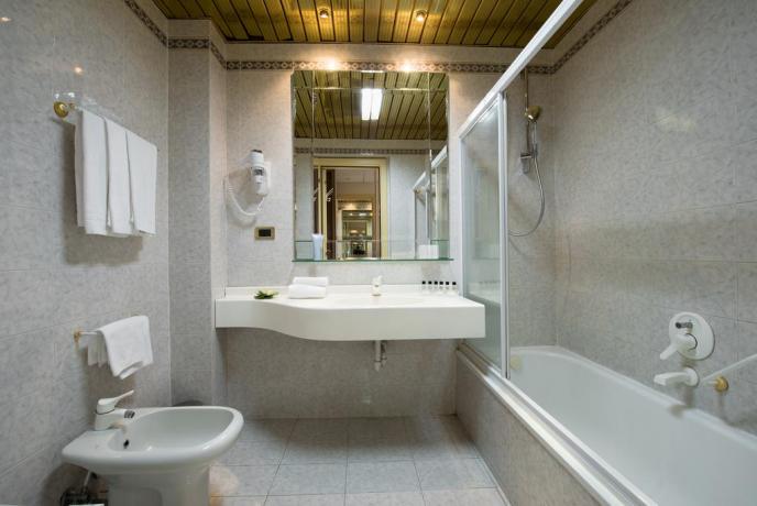 Bagno con vasca interno hotel viterbo