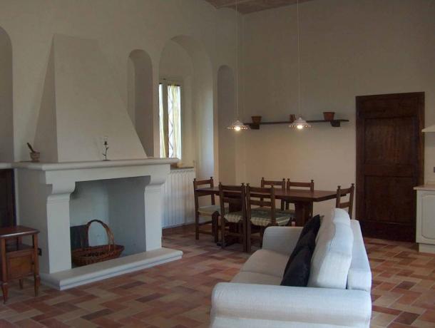 Appartamento a Bettona con soggiorno e camino