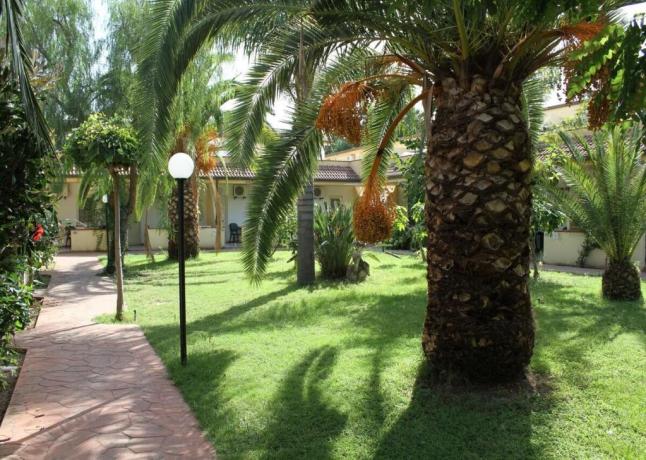 Spazioso Giardino Villaggio con Camere e Monolocali 