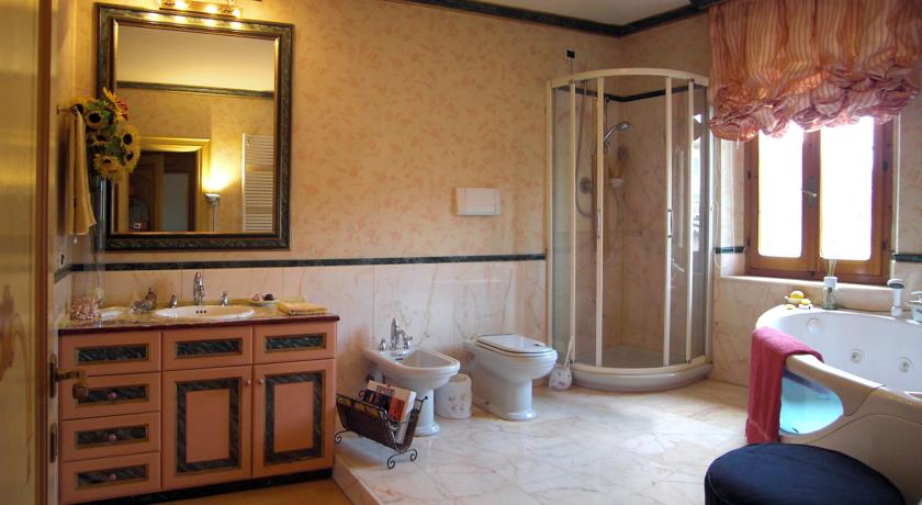 Bagno con doccia e Vasca Idromassaggio