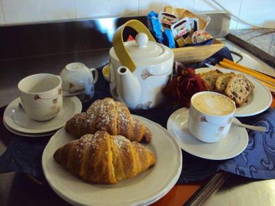 Colazione all'italiana con dolci fatti in casa 