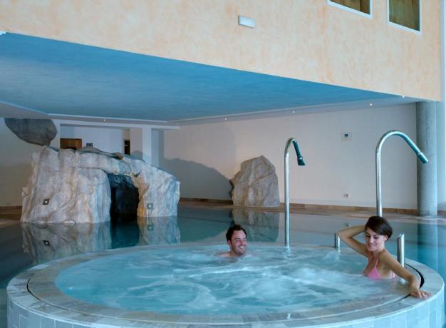 Piscina Calda con idromassaggio in Hotel a Molveno