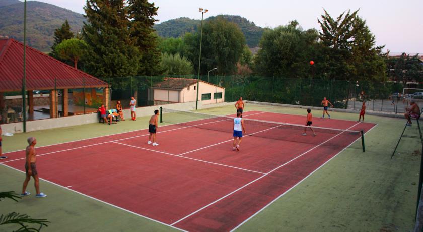 Villaggio con Animazione e Campi da Tennis 