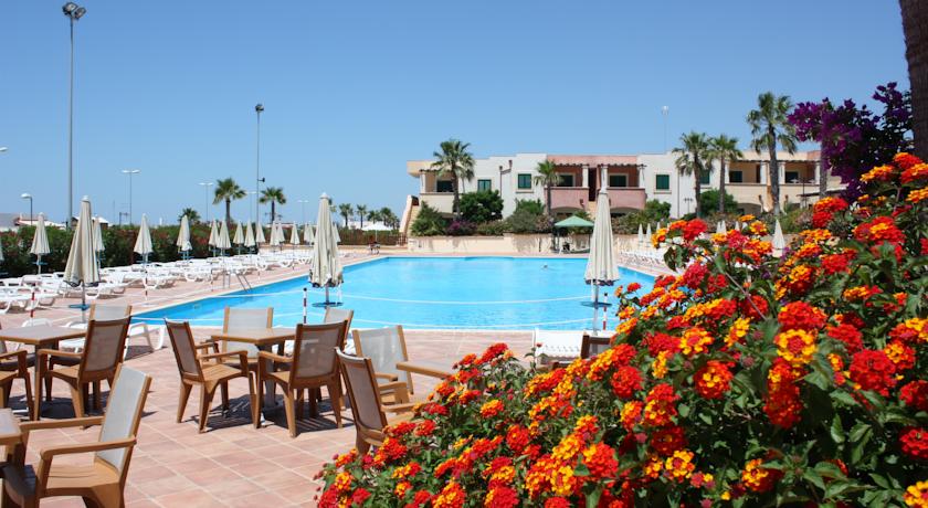 Piscina Miniclub e Spiaggia in Resort nel Salento