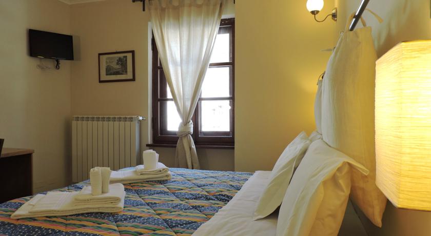 Camera con letto matrimoniale e TV