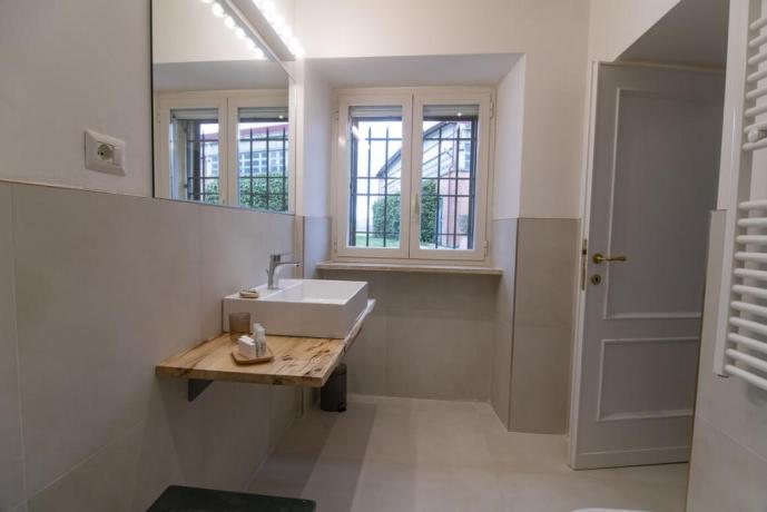 Bagno moderno con finestra agriturismo vicino Gubbio 