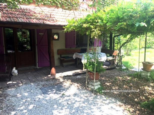 Appartamenti con cortile e portico in legno