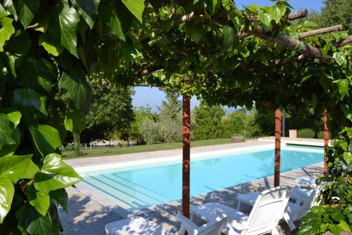 Pisicina e Solarium in Agriturismo in Umbria
