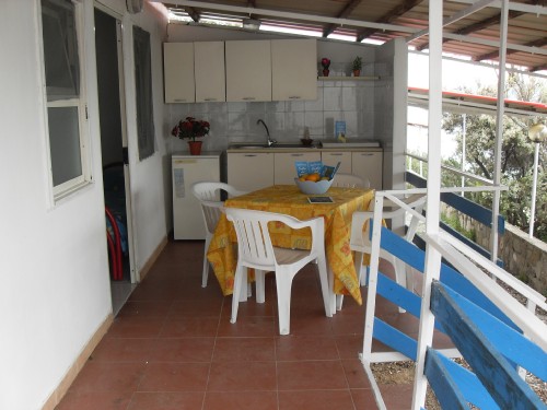 BUNGALOW BILOCALE Prefabbricato in Muratura: Veranda-cucina 