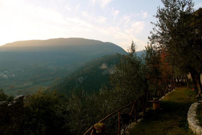 Passeggiata intorno alla struttura, vacanza in Umbria 