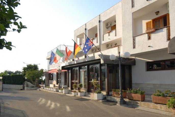 Ingresso albergo con ristorante sul Gargano Puglia