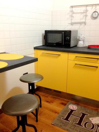 Angolo cucina con microonde B&B Bergamo