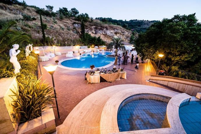 Piscina esterna con solarium e lettini hotel3stelle Caltagirone