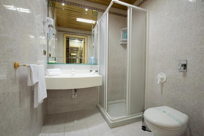 Bagno con doccia hotel viterbo terme