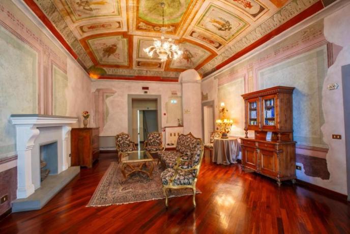 Sala lettura con camino hotel a Perugia 