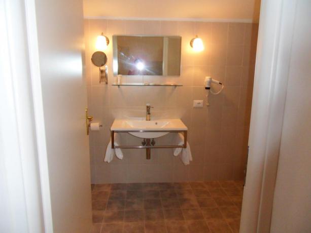 Bagno attrezzato in Hotel a Bracciano  