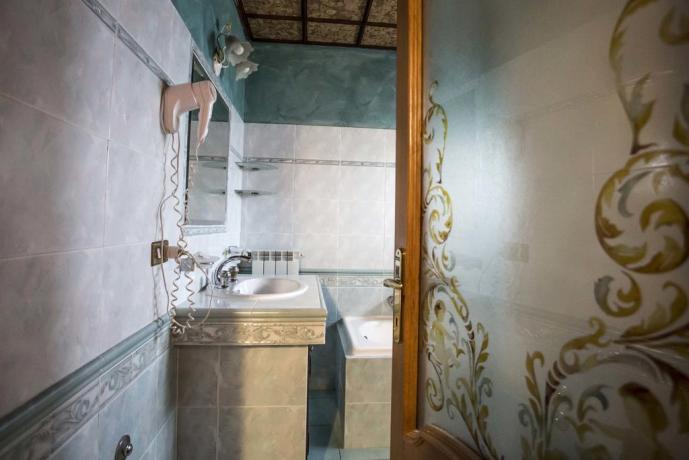 Bagno elegante con vasca