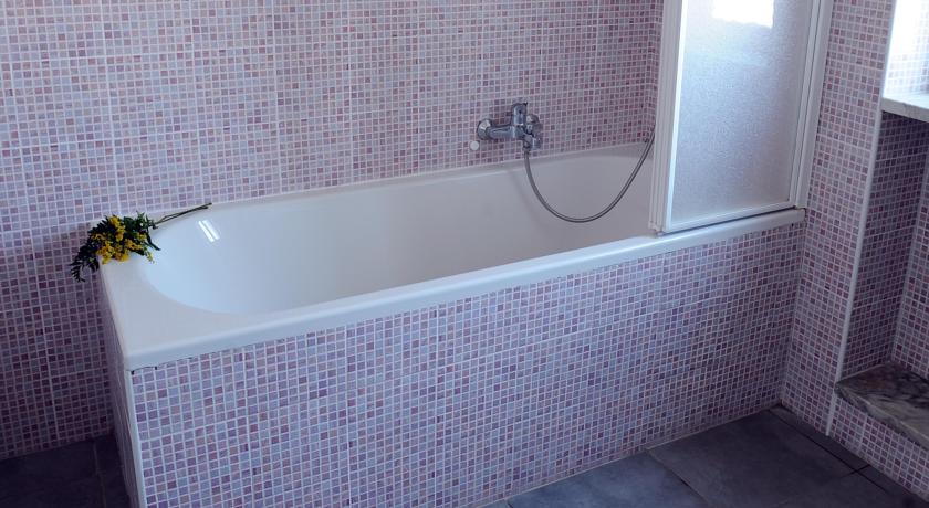 Albergo ad Anzio con bagni con vasca