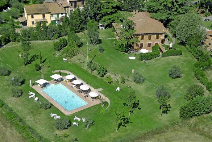 Vista piscina dall'alto a Castiglione del Lago 