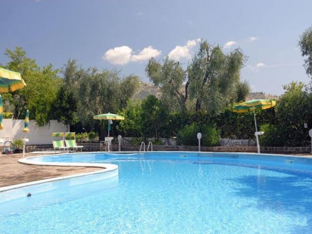 Piscina all'aperto albergo in Puglia