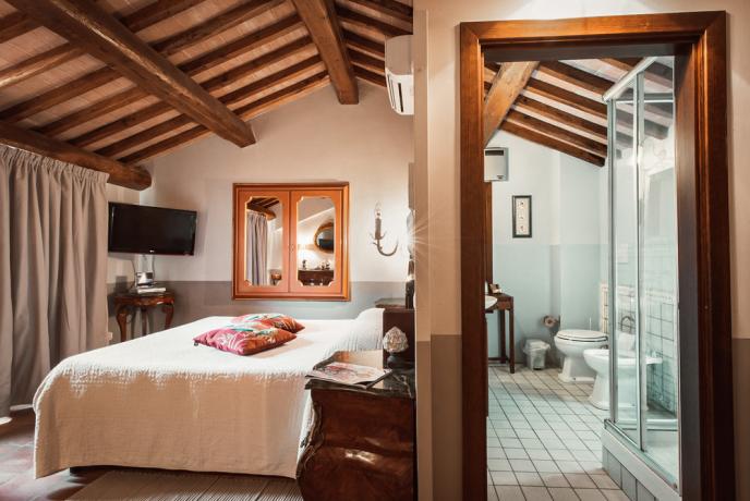 Camera Moliere soffitto Travi legno villa Capricci 