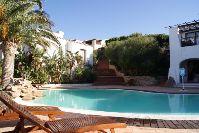 Piscina esterna albergo vicino al mare di Arzachena