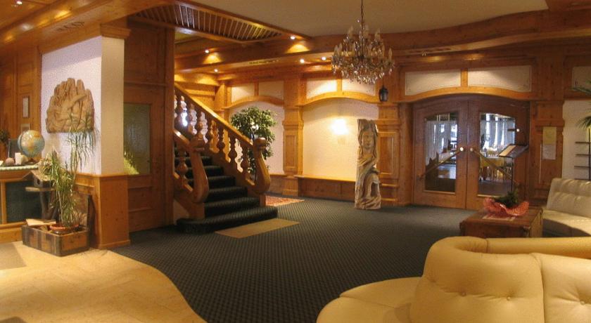 Hall dell' Hotel Benessere con Piscina Coperta