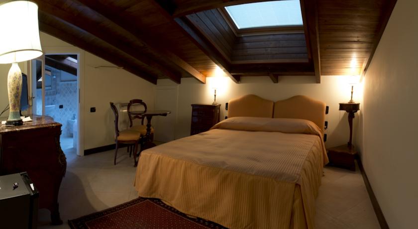 Camera con travi in legno e bagno privato