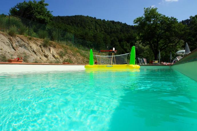 Piscina con giochi per bambini vista natura