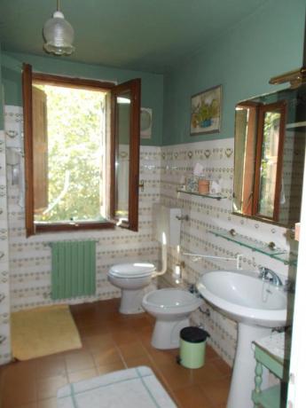 Bagno camera con finestra panoramica a Pavia